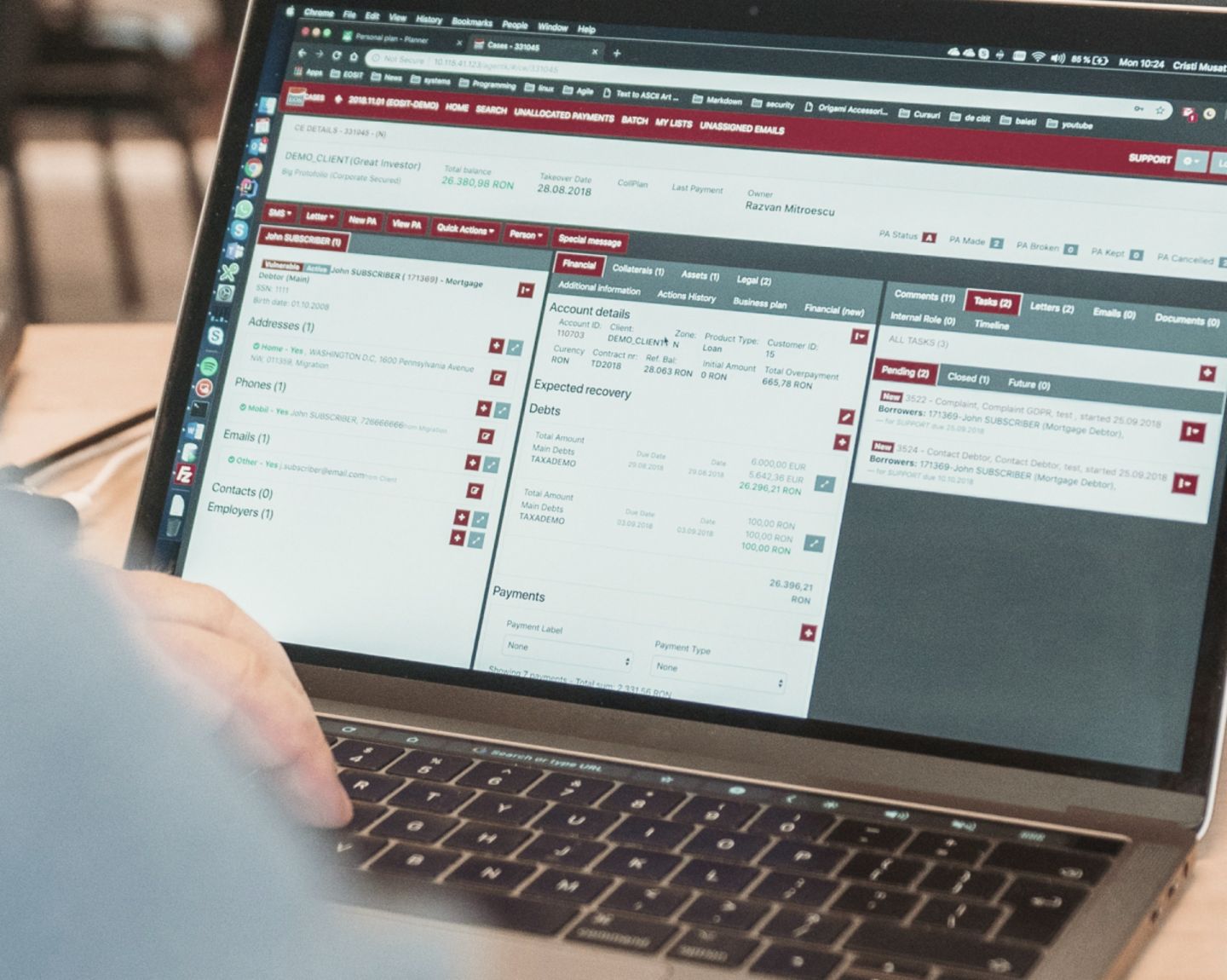 A képen egy felnyitott laptop látható egy Kollecto+ oldallal a képernyőn. Az alatta lévő szöveg így szól: „2023 végére a 24 EOS-vállalat közül nyolc fogja használni a Kollecto+-t, és hamarosan további vállalatok következnek.”