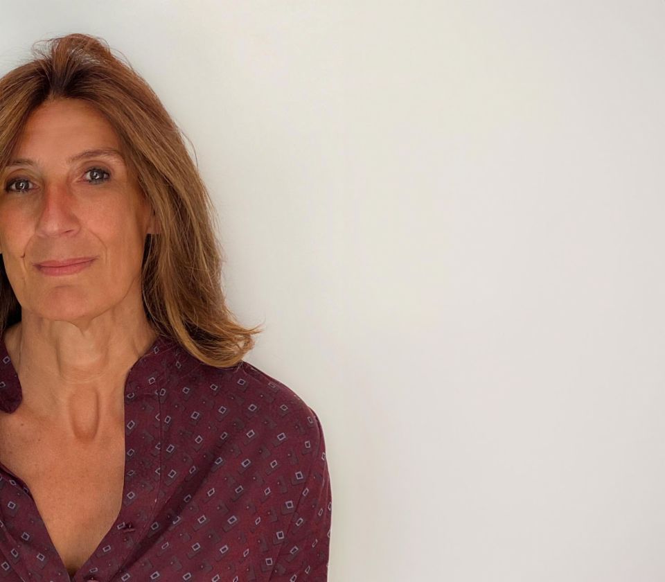 Nathalie Lameyre portréja, egy világos szobában állva