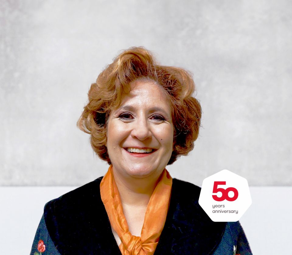 Patrizia Christen, EOS Svájc kintlévőség-kezelési szakértőjének portréja világos háttér előtt