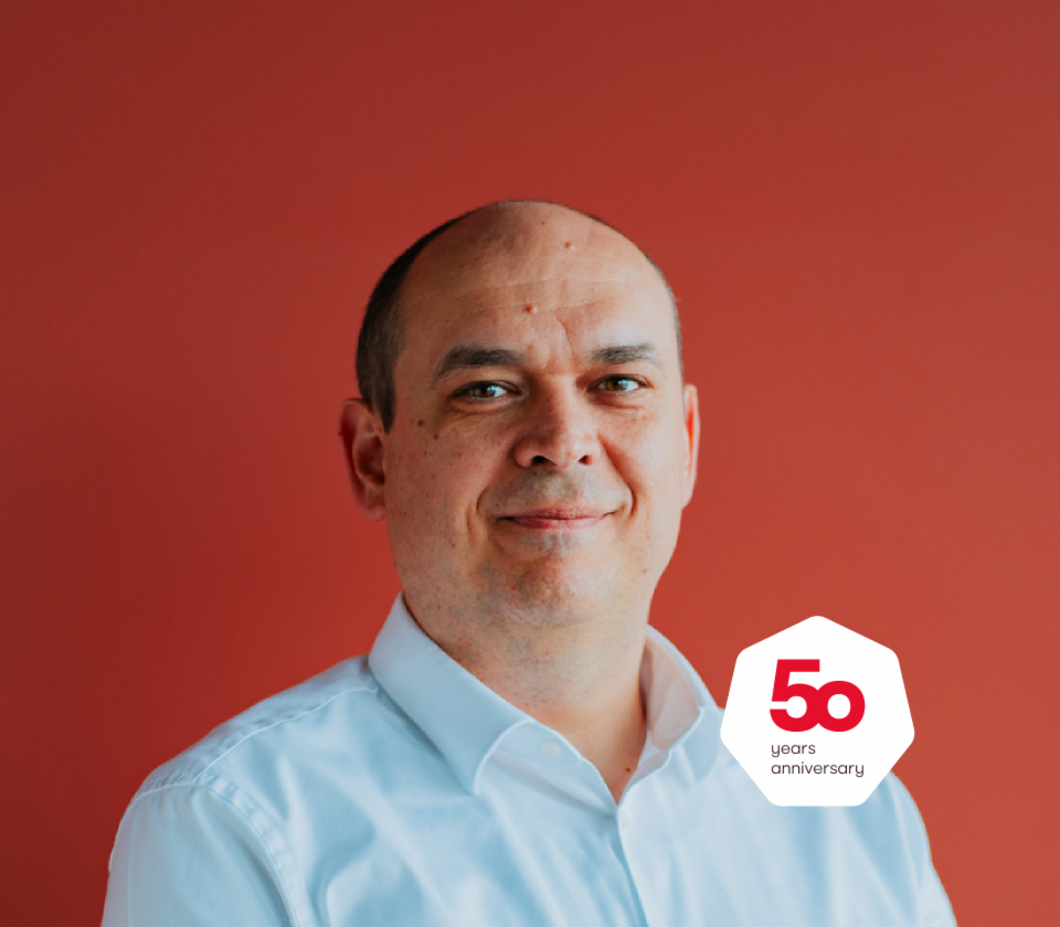 Cristian Musat, az EOS Technology Solutions ügyvezető igazgatójának portréja piros háttér előtt