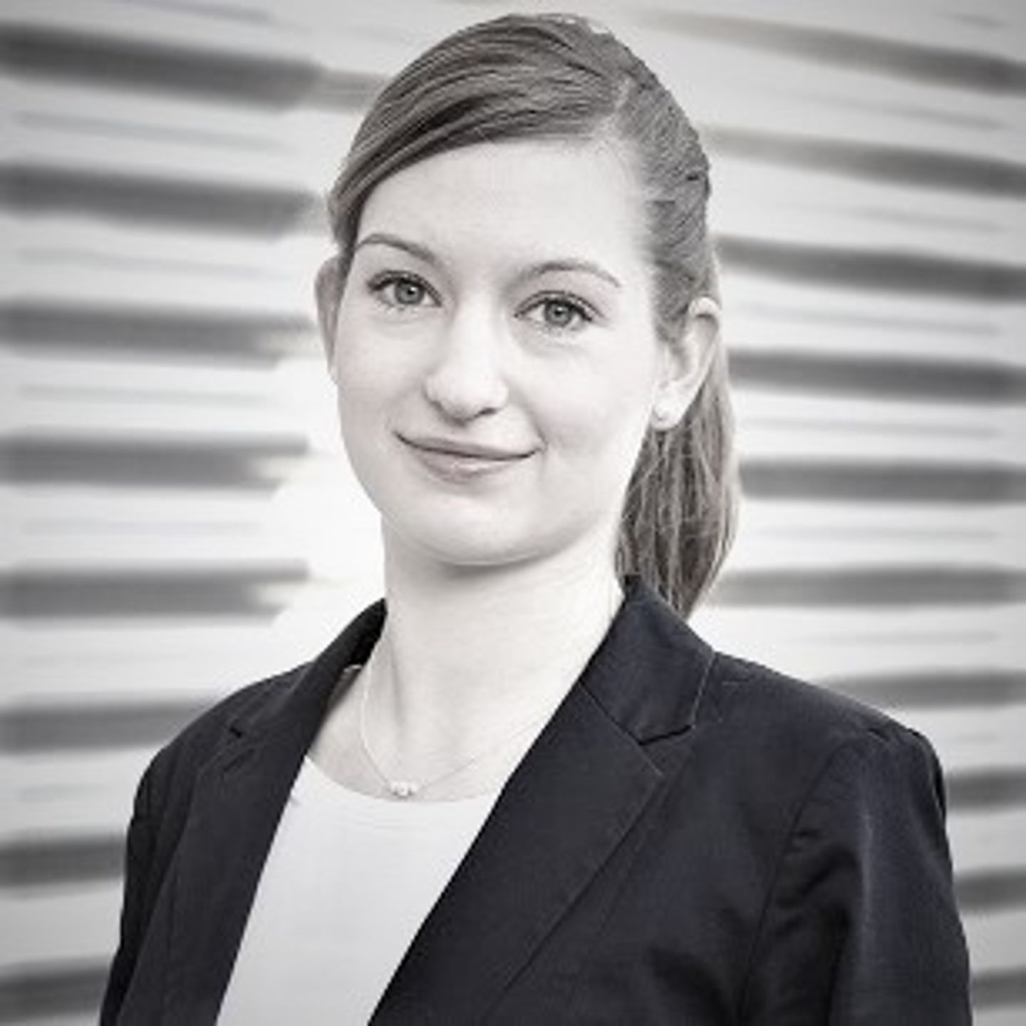 Portré Anja Koerber női szakértőről, az Otto Csoport mesterséges intelligenciáért és automatizálásért felelős vezetőjéről, befont hajjal és blézerben.