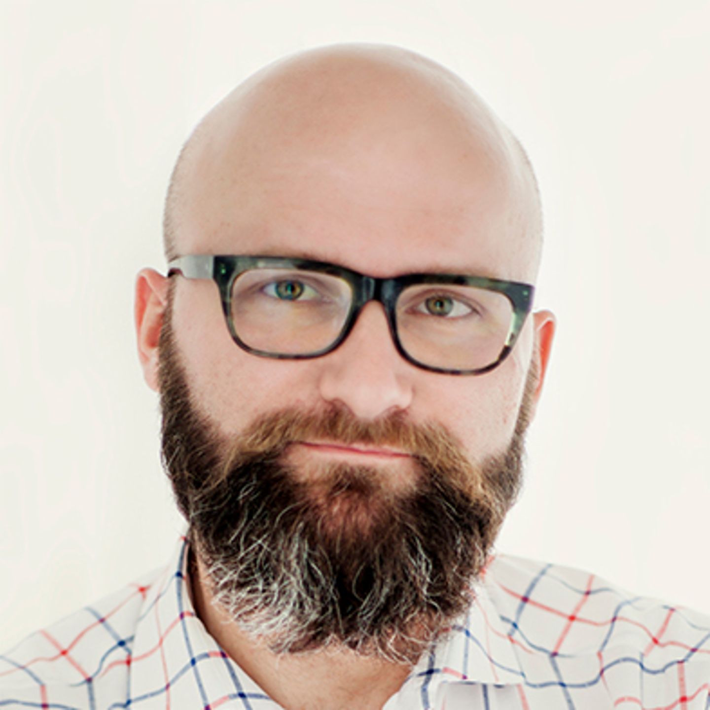 Dr. hab. Tomasz Piekot, kockás inget viselve, a falnak dől, karjait keresztbe fonta