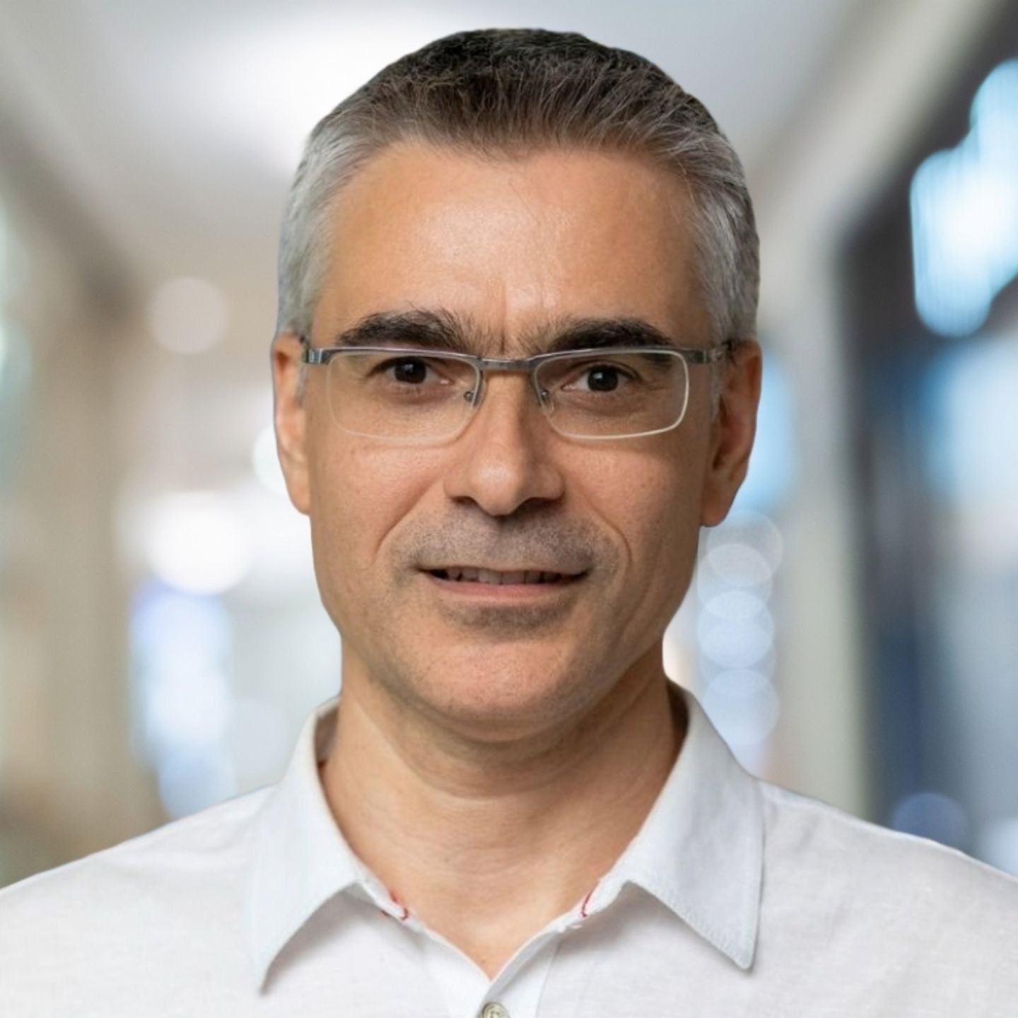 A képen Dobrin Mirevski, az EOS Bulgária Chief Digital Officerének portréja látható.