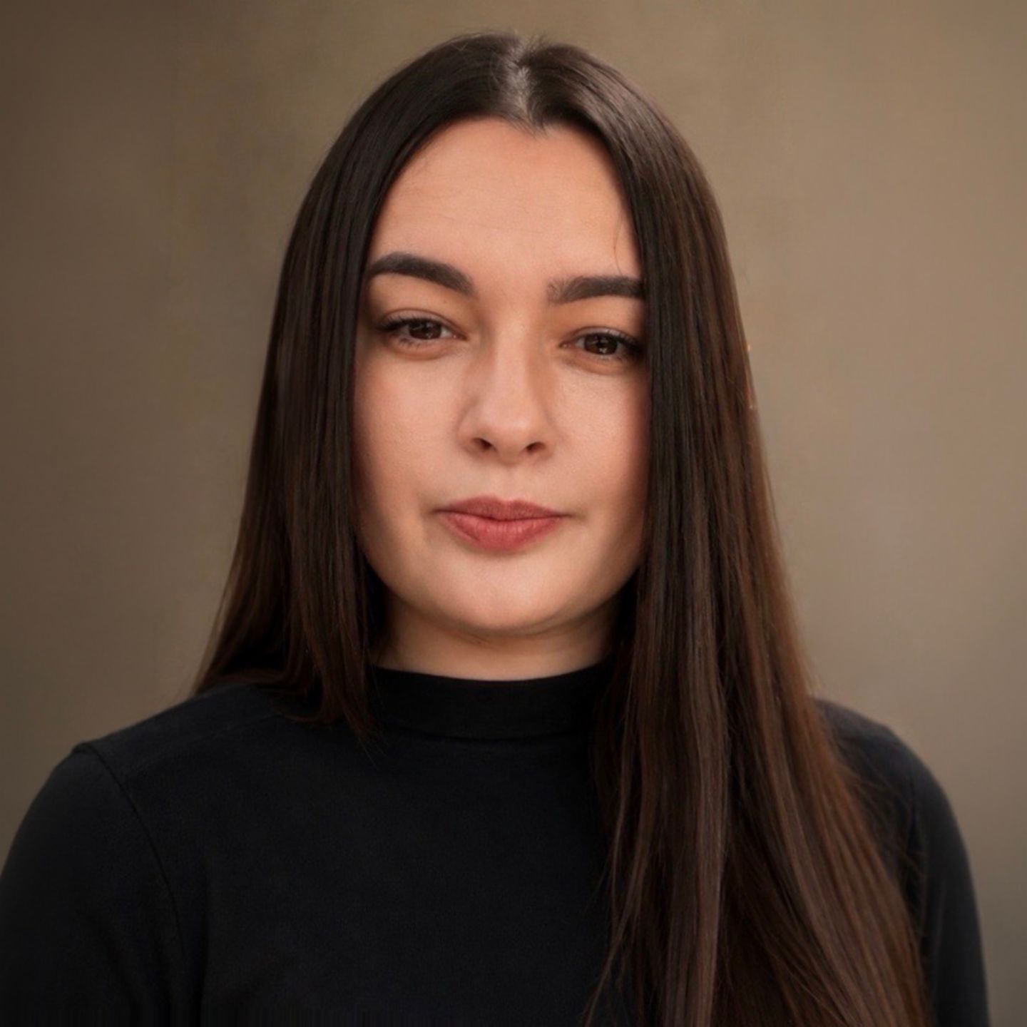 Daniela Moaca, Senior Manager IT az EOS Romaniánál, portréfotó sötét garbóban.