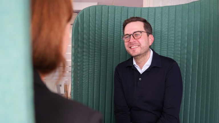 Követelésvásárlás: férfi irodában