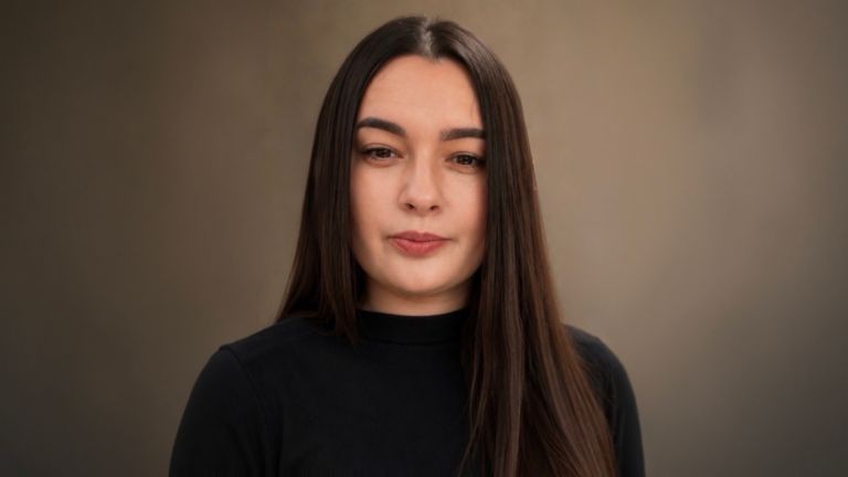 Daniela Moaca, Senior Manager IT az EOS Romaniánál, portréfotó sötét garbóban.