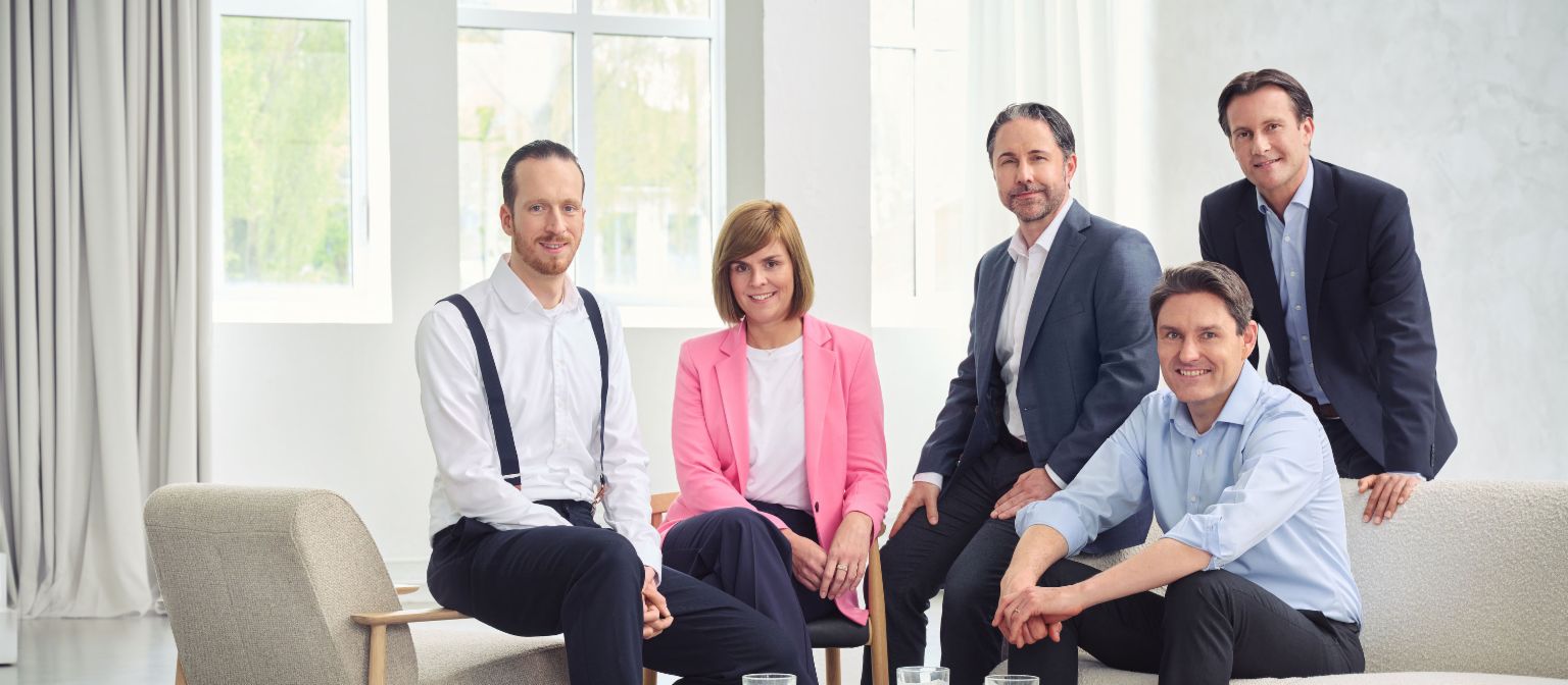 Az EOS Csoport igazgatótanácsa (balról jobbra: Sebastian Pollmer, Dr. Eva Griewel, Marwin Ramcke, Dr. Stephan Ohlmeyer, Carsten Tidow), egy világos szobában, egyenesen a kamerába nézve