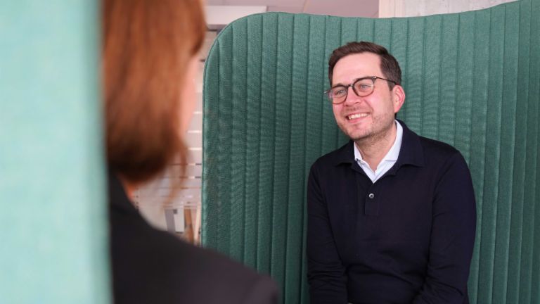 Követelésvásárlás: férfi irodában