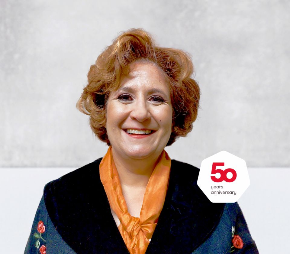 Patrizia Christen, EOS Svájc kintlévőség-kezelési szakértőjének portréja világos háttér előtt