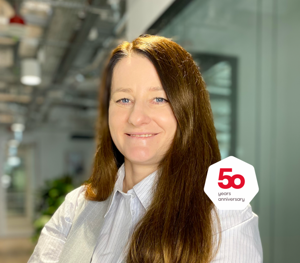 Agnieszka Chromińska, az EOS Lengyelország fedezetlen követelésekkel foglalkozó részlegének igazgatójának portréja irodai környezetben.