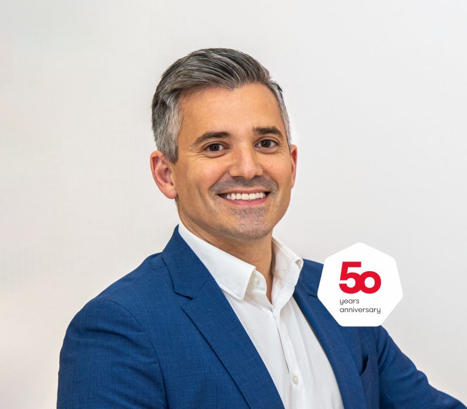 Carlos Lorenzo, az EOS Spanyolország ügyvezető igazgatójának portréja világos háttér előtt 