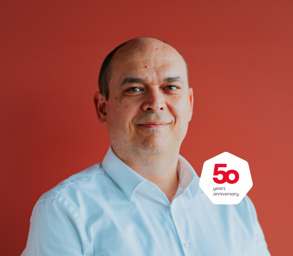 Cristian Musat, az EOS Technology Solutions ügyvezető igazgatójának portréja piros háttér előtt