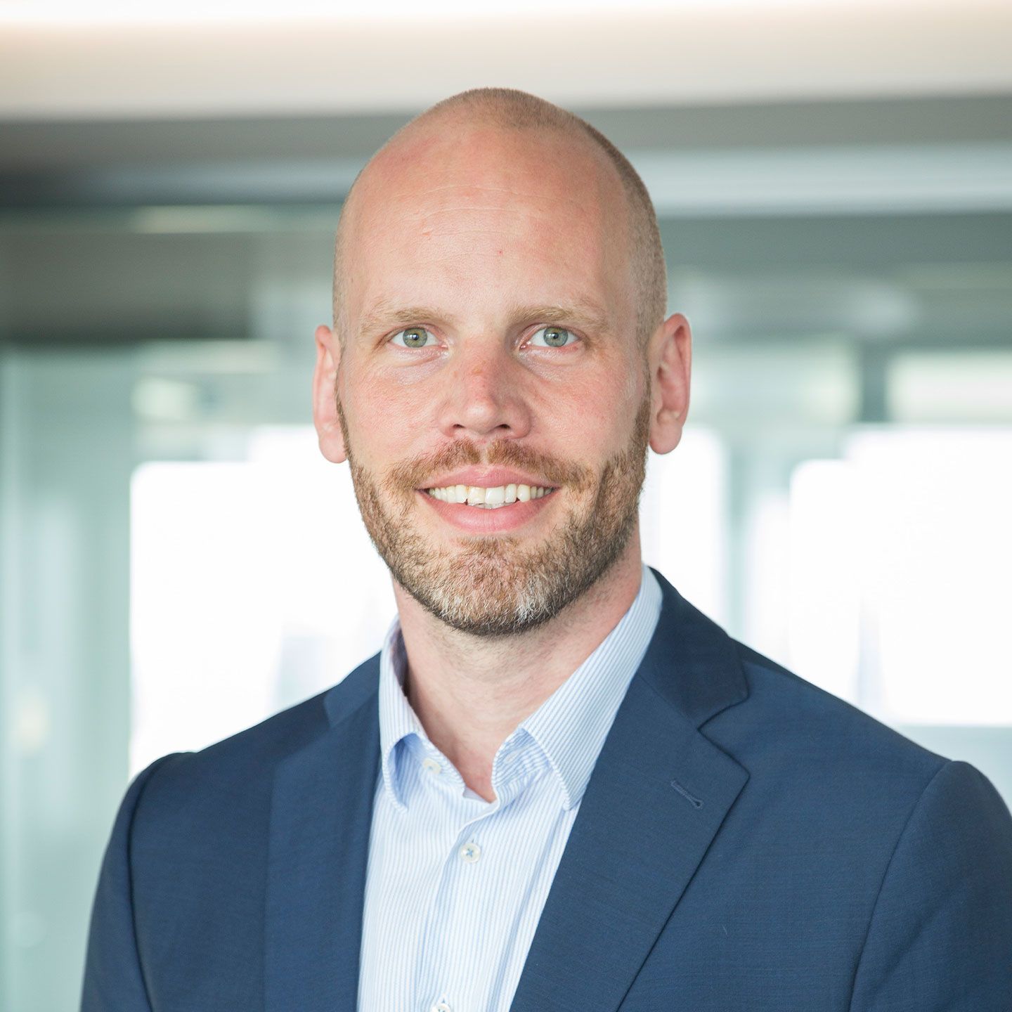 "Milyen kihívásokban segíthetünk?" kérdezi Karel Smerak, az EOS NPL igazgatója. Karel Smerak, NPL Director at EOS