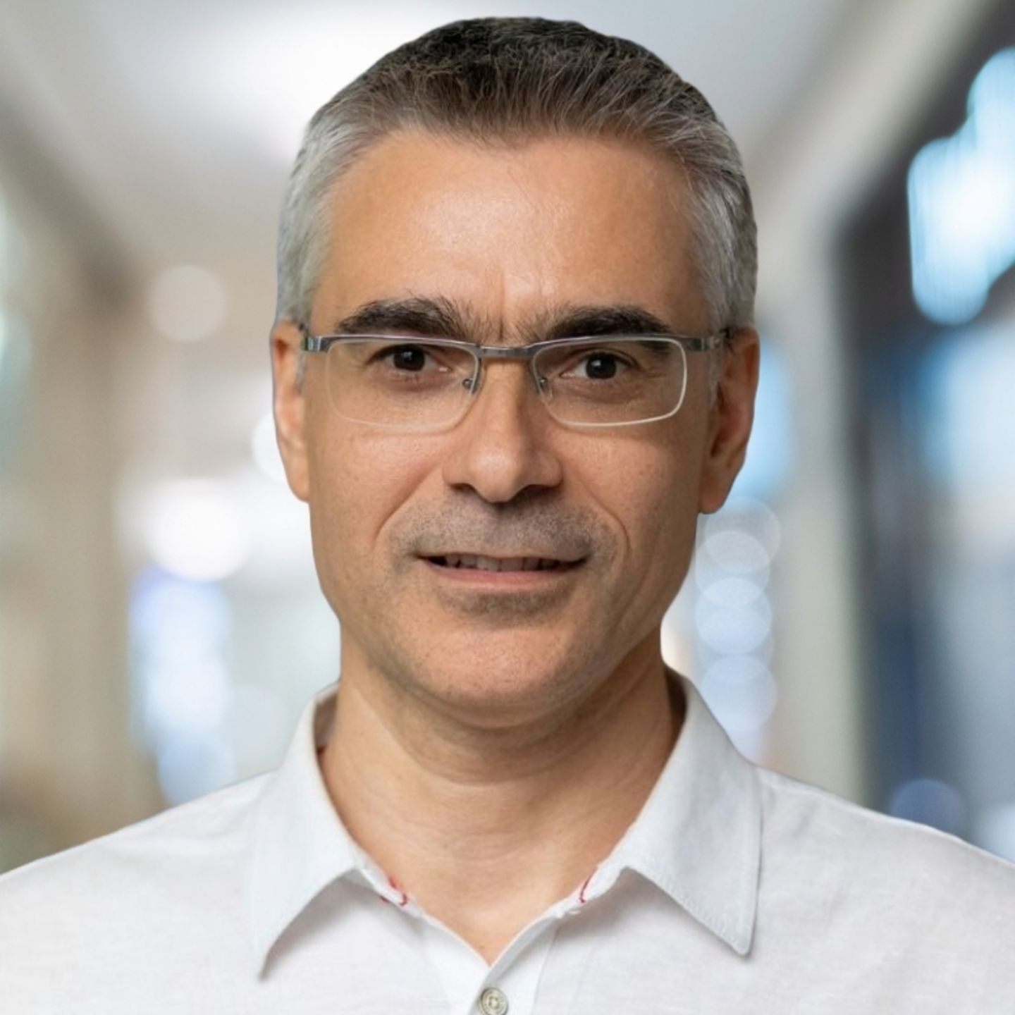 A képen Dobrin Mirevski, az EOS Bulgária Chief Digital Officerének portréja látható.