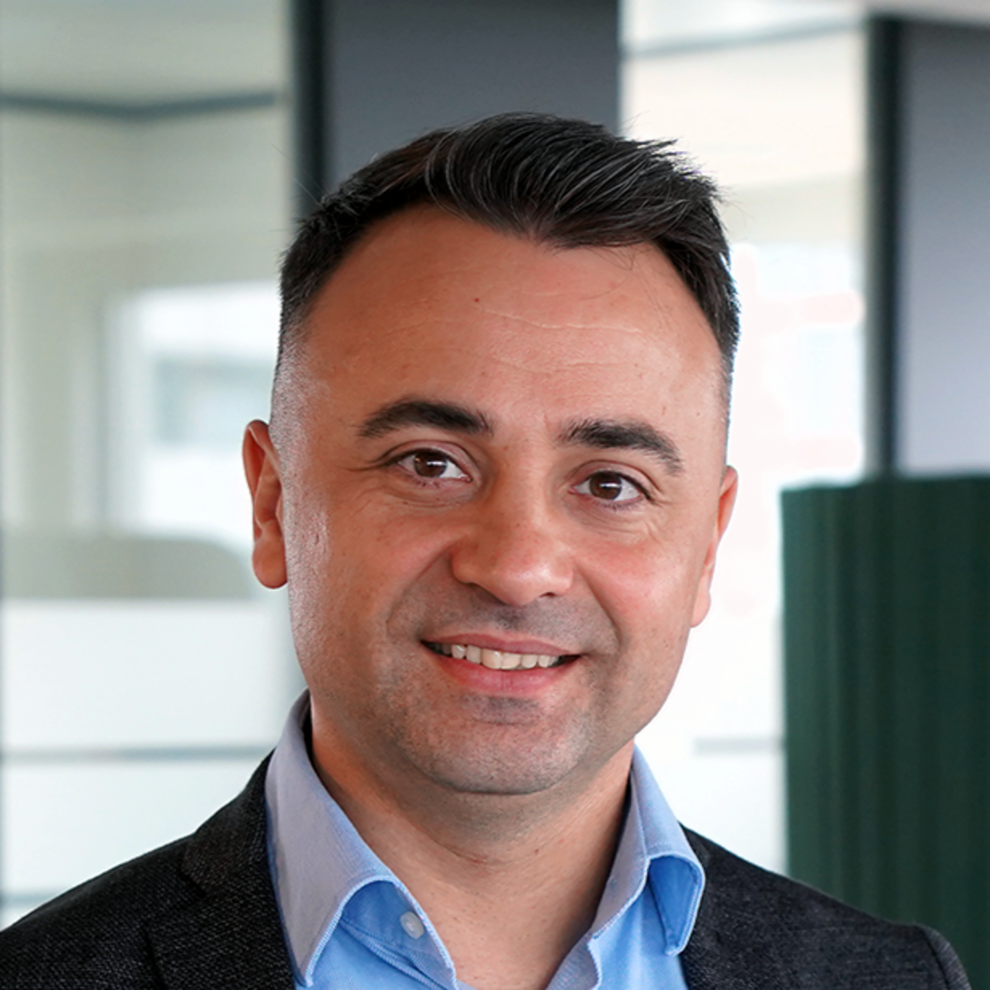 A képen Paul Baltag, az EOS Románia Digitális Átalakulási Menedzsere, beszélgetőpartner portréja látható.