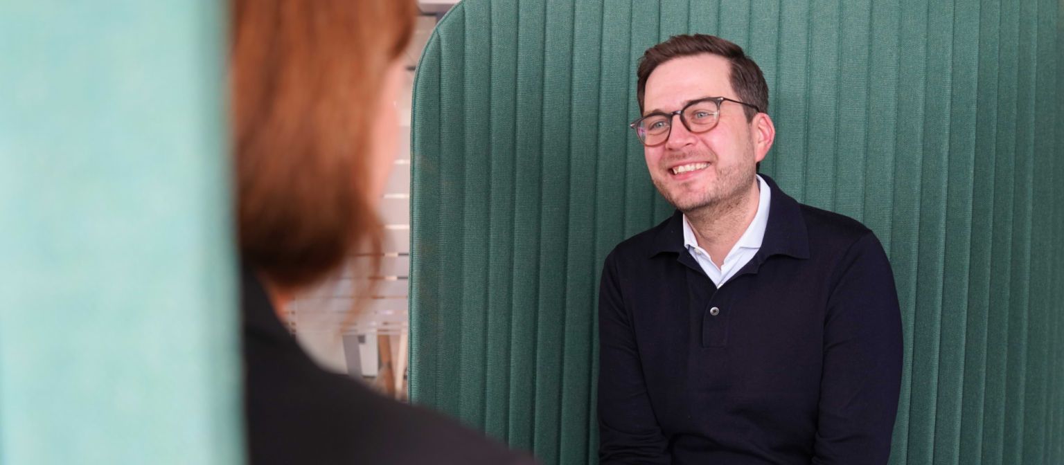 Követelésvásárlás: férfi irodában