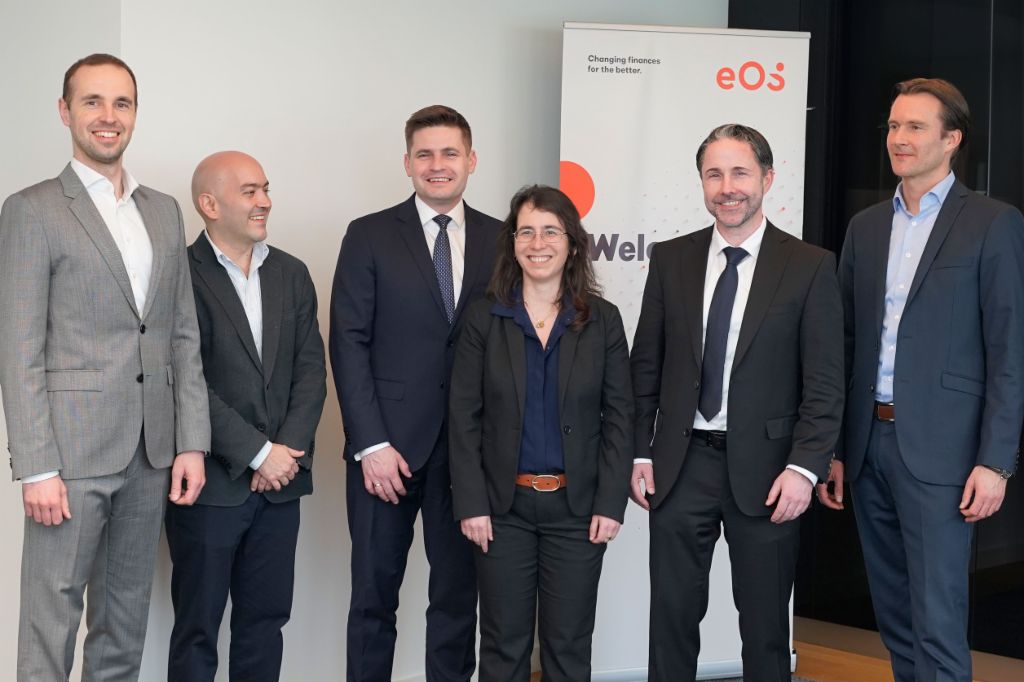  Az IFC képviselői meglátogatták az EOS-t Hamburgban, hogy megünnepeljék az együttműködést a lengyel piacon és megerősítsék az elkötelezettséget a fenntartható befektetések iránt (balról jobbra: Borys Drajczyk, befektetési és technológiai igazgató az EOS Lengyelországnál, Marcos Gomez Sierra, ipari szakértő - problémás eszközök befektetése az IFC-nél - Nemzetközi Pénzügyi Társaság, Dariusz Petynka, az EOS Lengyelország ügyvezető igazgatója, Ariane di Iorio, az IFC globális vezetője a problémás eszközök befektetéseinek, Marwin Ramcke, az EOS csoport vezérigazgatója, Carsten Tidow, az EOS csoport ügyvezető igazgatója, felelős a kelet-európai régióért)