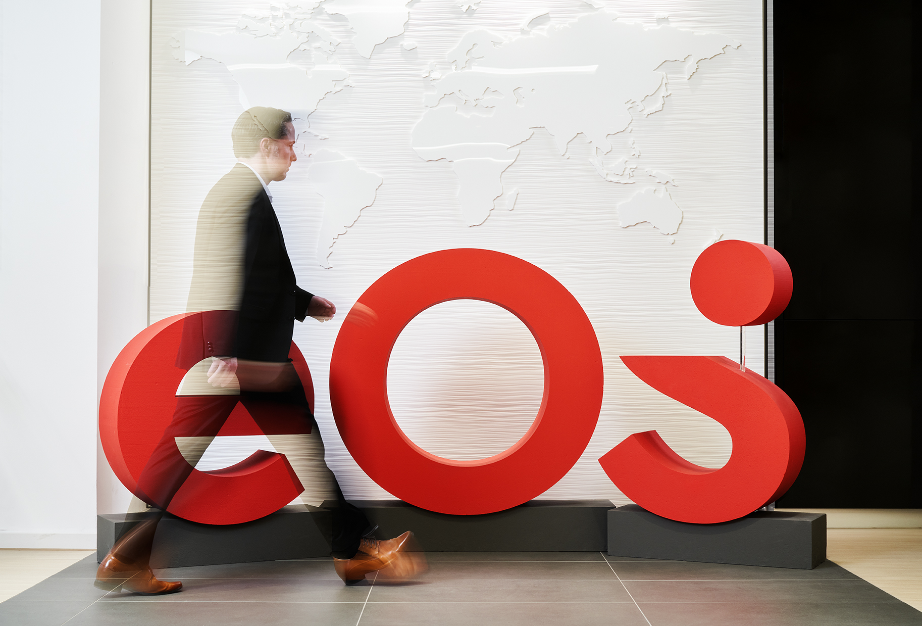 Ez az új EOS márka: az új logó az EOS székház előcsarnokát díszíti.